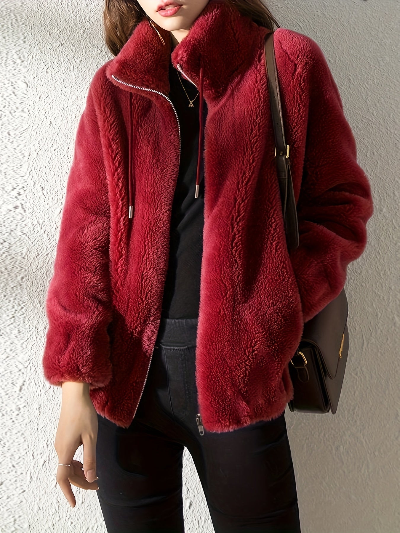 Flauschige Damenjacke mit Stehkragen