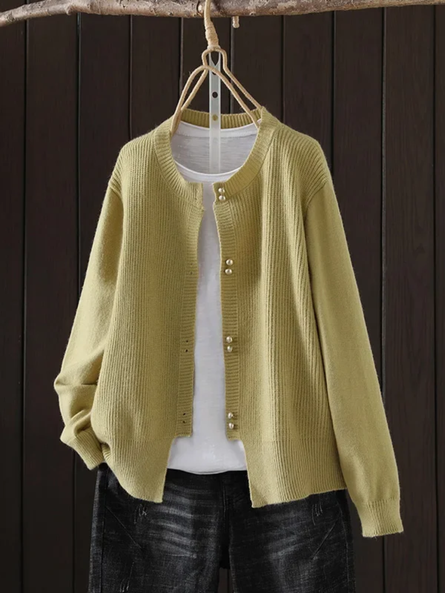 Elegante Damen Strickjacke | Feiner Maschenstrick & Perlenknöpfe
