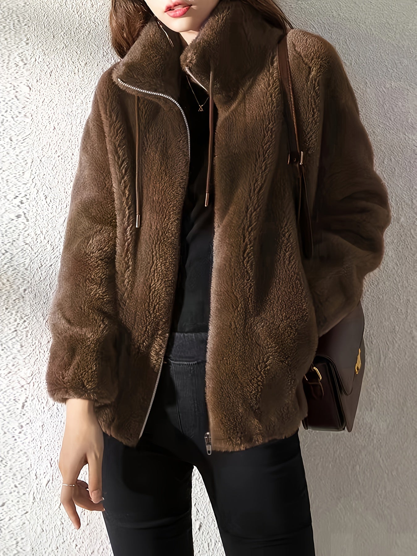Flauschige Damenjacke mit Stehkragen