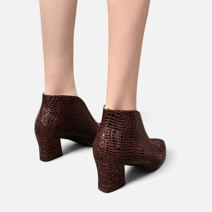 Damen V-Cut Stiefeletten aus Lackleder | Elegant & Modern für Herbst/Winter
