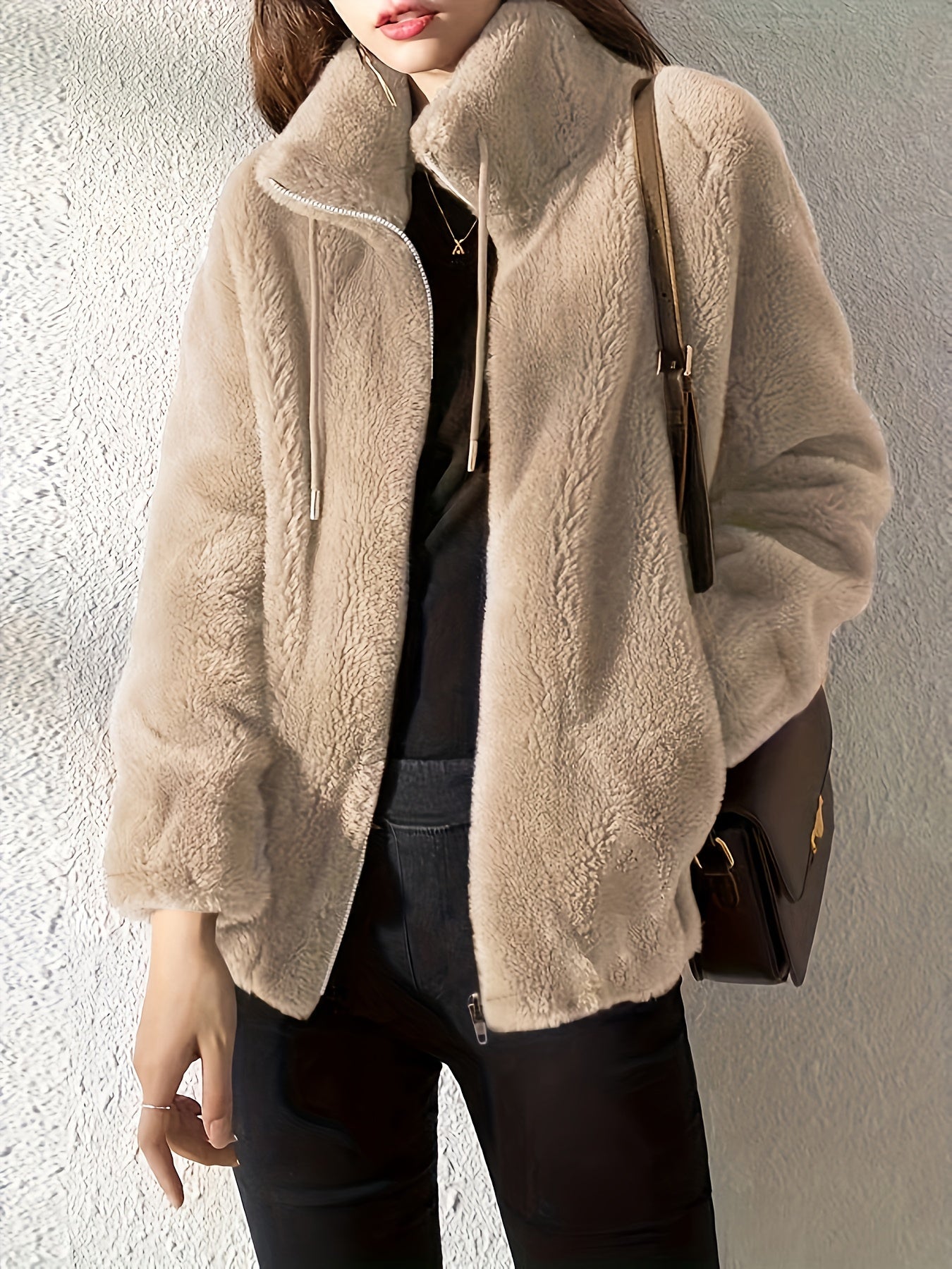 Flauschige Damenjacke mit Stehkragen