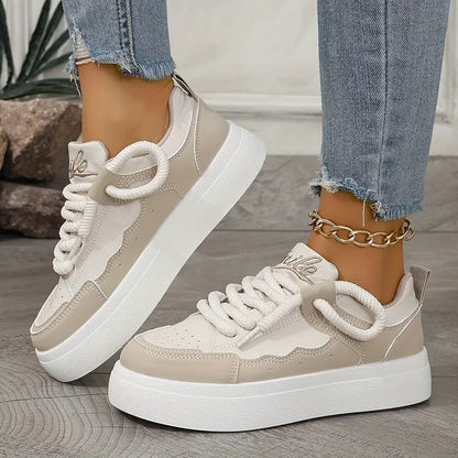 Mikaela | Atmungsaktive Lift-Sneakers in Einfarbigem Design