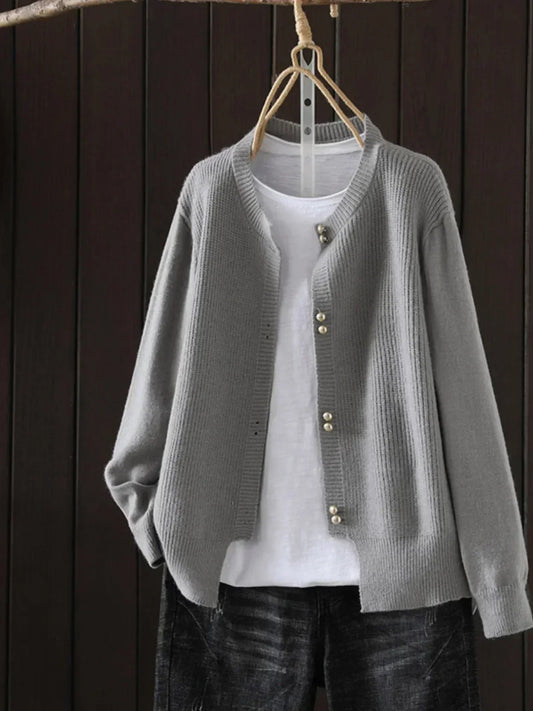 Elegante Damen Strickjacke | Feiner Maschenstrick & Perlenknöpfe