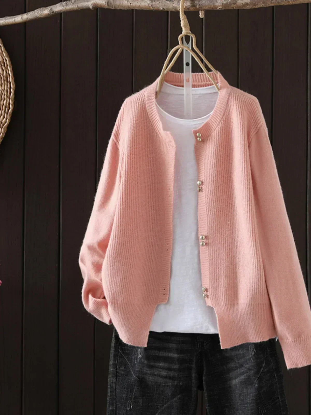 Elegante Damen Strickjacke | Feiner Maschenstrick & Perlenknöpfe