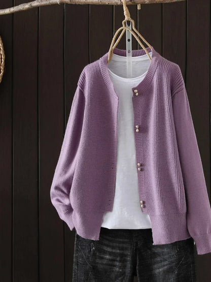 Elegante Damen Strickjacke | Feiner Maschenstrick & Perlenknöpfe
