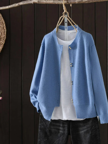 Elegante Damen Strickjacke | Feiner Maschenstrick & Perlenknöpfe