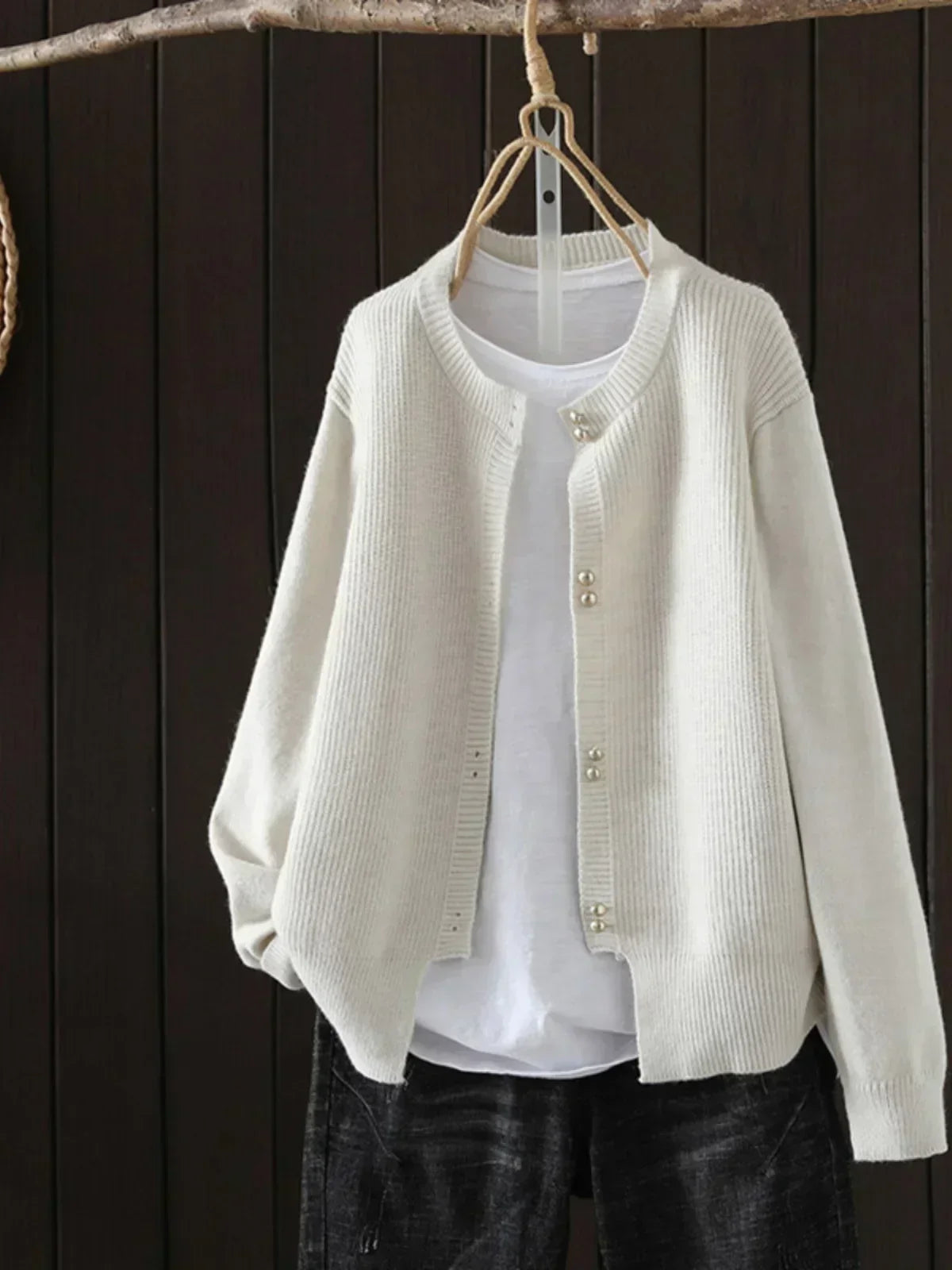 Elegante Damen Strickjacke | Feiner Maschenstrick & Perlenknöpfe