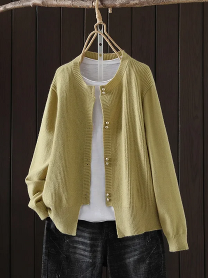Elegante Damen Strickjacke | Feiner Maschenstrick & Perlenknöpfe