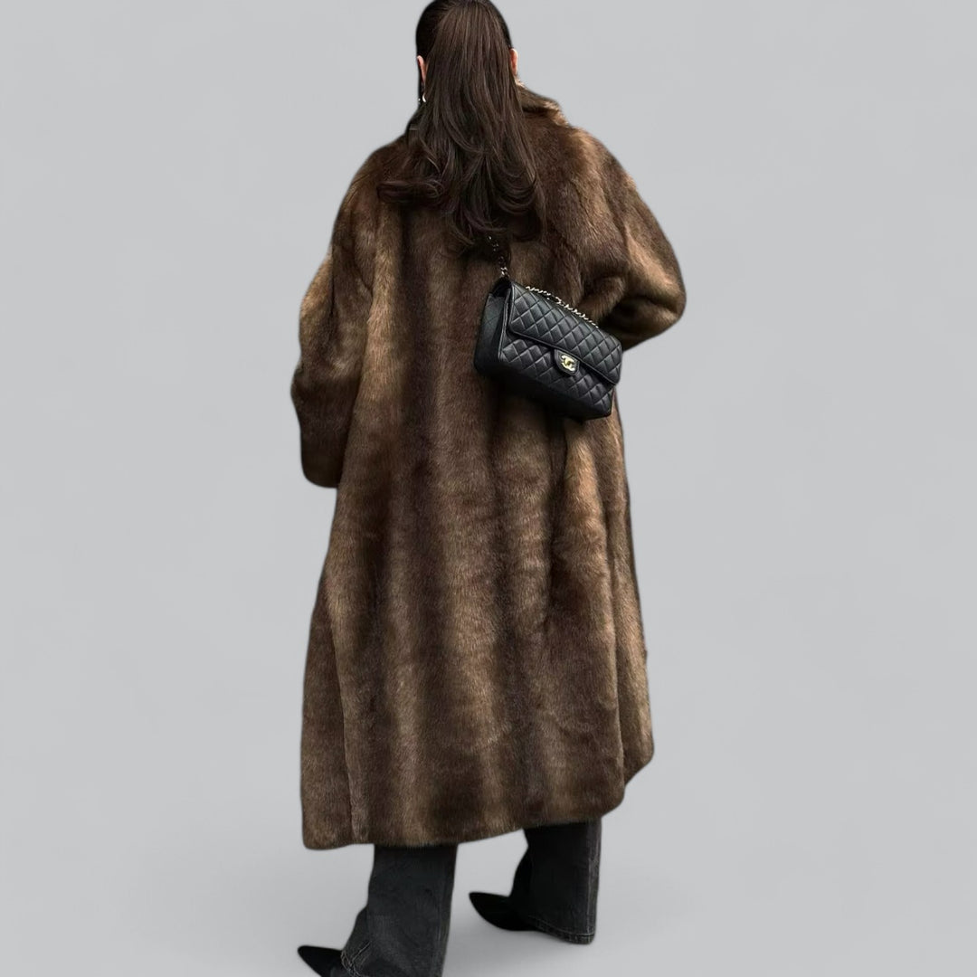 Kaja | Damen Langer Kunstpelzmantel in Dunkelbraun | Eleganter Wintermantel mit luxuriöser Optik