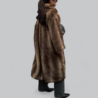 Kaja | Damen Langer Kunstpelzmantel in Dunkelbraun | Eleganter Wintermantel mit luxuriöser Optik