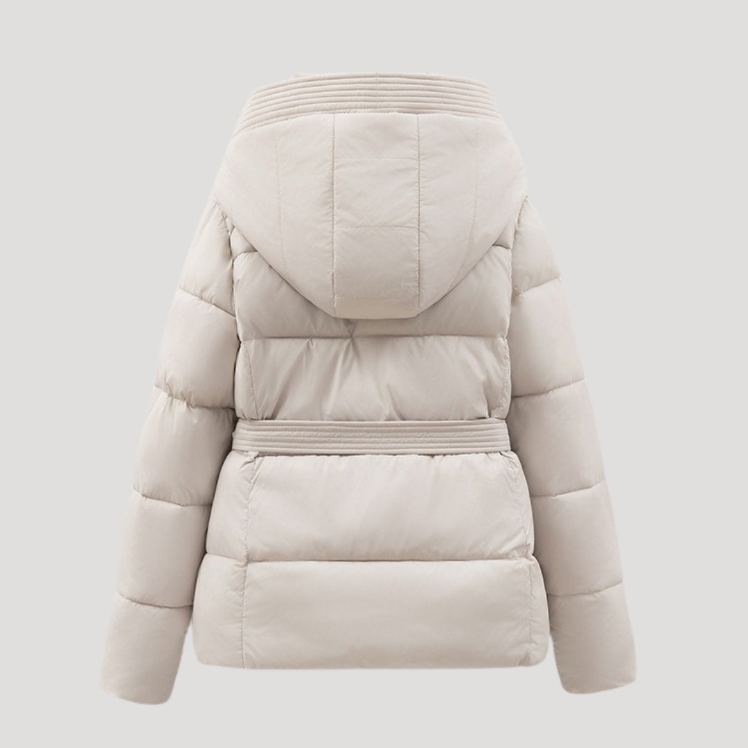 Juditha | Damen Steppjacke mit Kapuze & Gürtel | Warme Winterjacke mit Figurbetonender Passform
