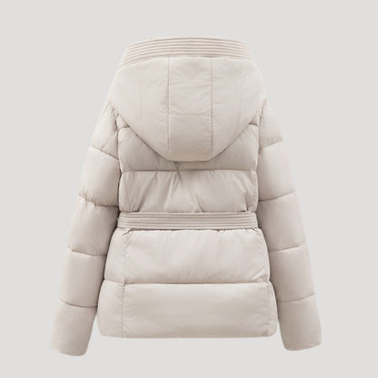Juditha | Damen Steppjacke mit Kapuze & Gürtel | Warme Winterjacke mit Figurbetonender Passform