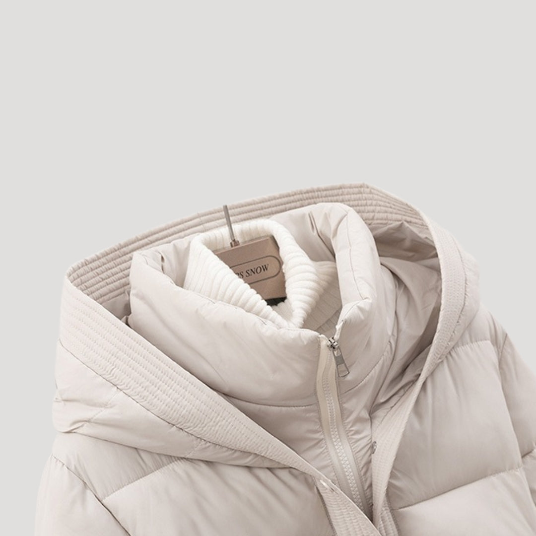 Juditha | Damen Steppjacke mit Kapuze & Gürtel | Warme Winterjacke mit Figurbetonender Passform