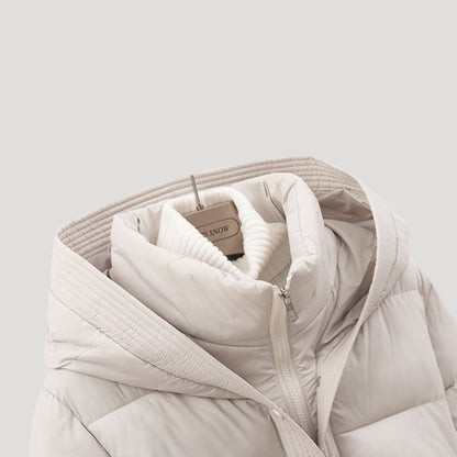 Juditha | Damen Steppjacke mit Kapuze & Gürtel | Warme Winterjacke mit Figurbetonender Passform