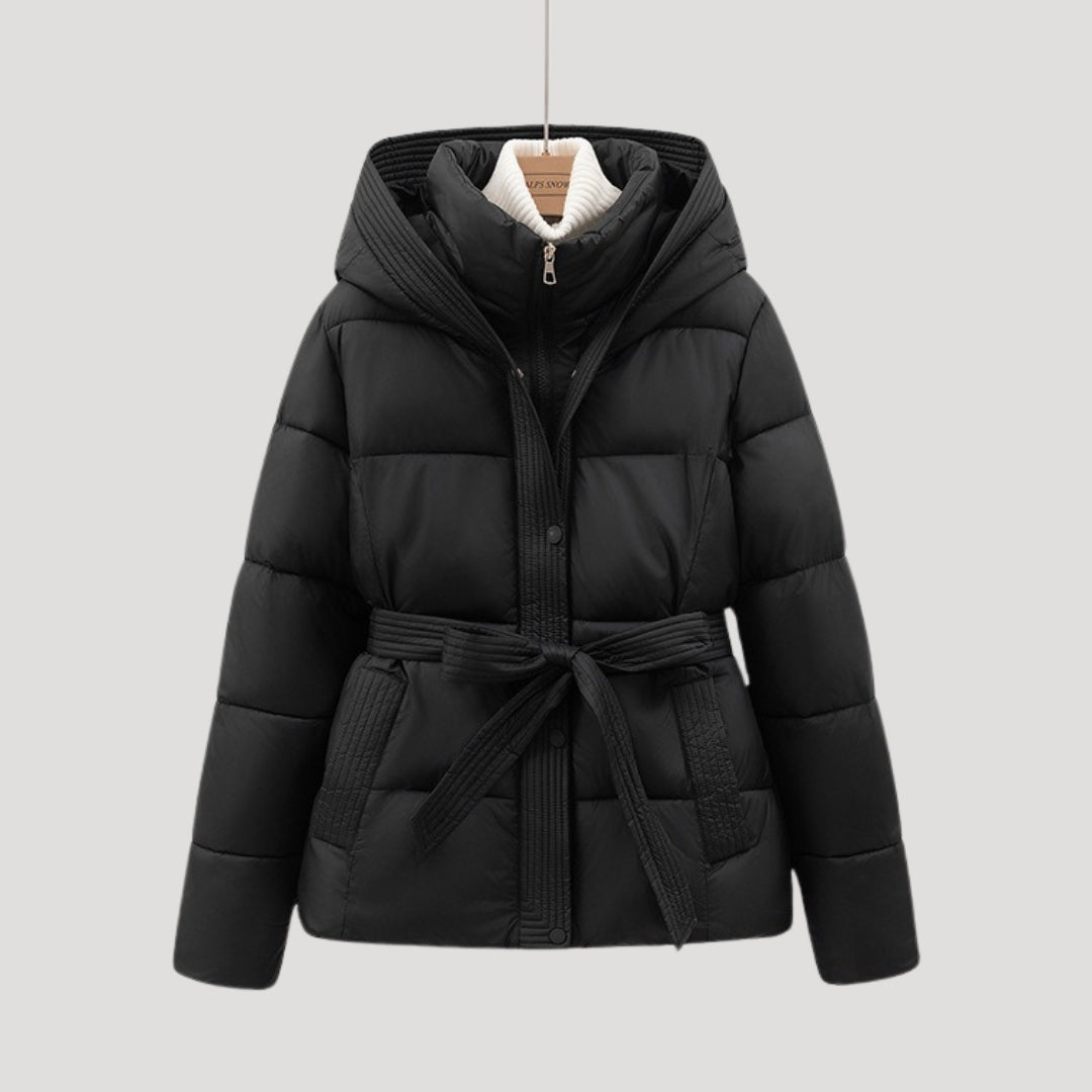 Juditha | Damen Steppjacke mit Kapuze & Gürtel | Warme Winterjacke mit Figurbetonender Passform