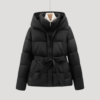 Juditha | Damen Steppjacke mit Kapuze & Gürtel | Warme Winterjacke mit Figurbetonender Passform