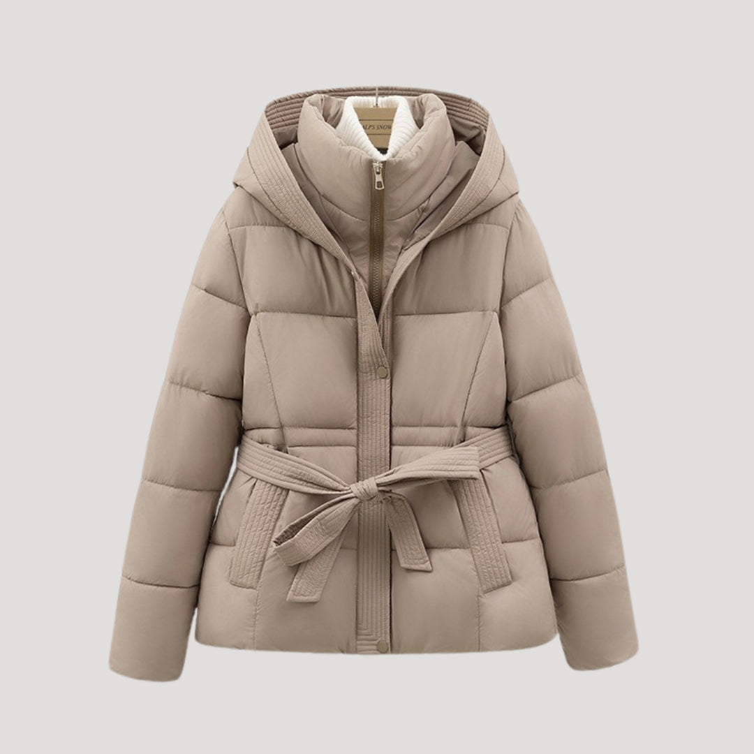Juditha | Damen Steppjacke mit Kapuze & Gürtel | Warme Winterjacke mit Figurbetonender Passform