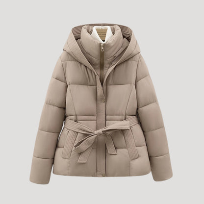 Juditha | Damen Steppjacke mit Kapuze & Gürtel | Warme Winterjacke mit Figurbetonender Passform