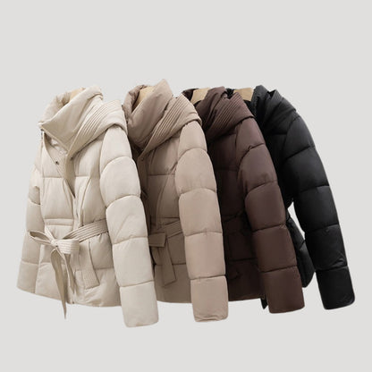 Juditha | Damen Steppjacke mit Kapuze & Gürtel | Warme Winterjacke mit Figurbetonender Passform