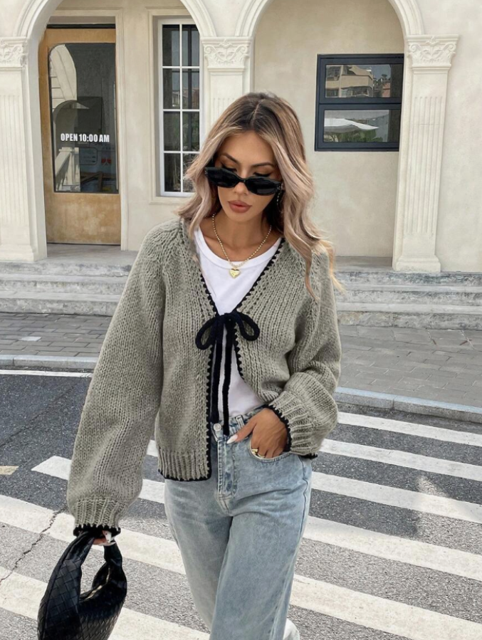 Ingrid | Women’s Tie-Front Cardigan – Kurzer Strick-Cardigan mit Bindeschleife & Kontrastsaum