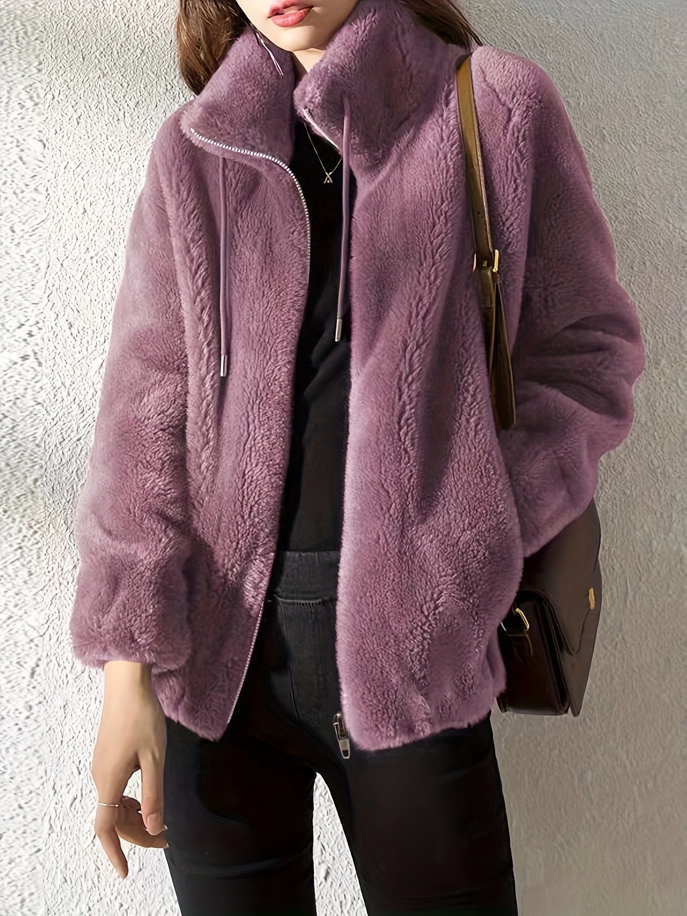 Flauschige Damenjacke mit Stehkragen