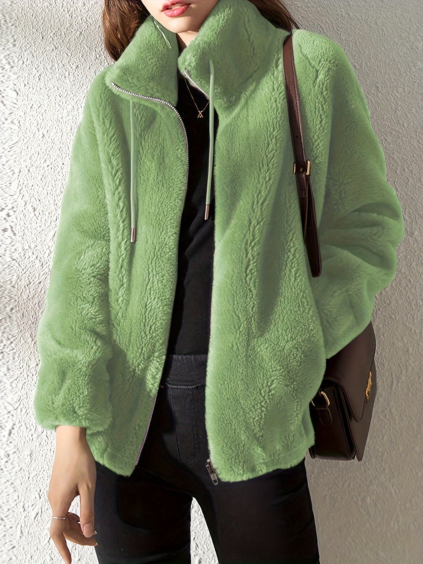 Flauschige Damenjacke mit Stehkragen