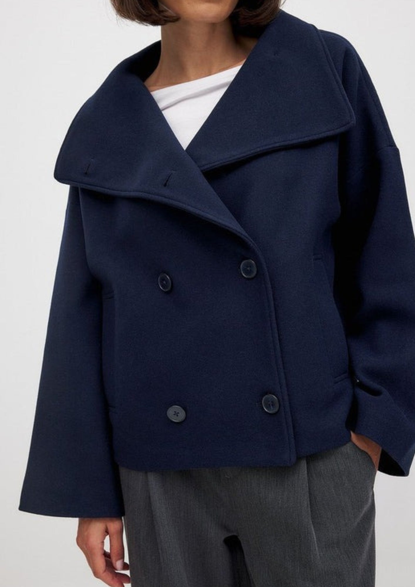 Damen Übergangsjacke mit breitem Revers – Kurze Jacke für Alltag, Büro und moderne Looks